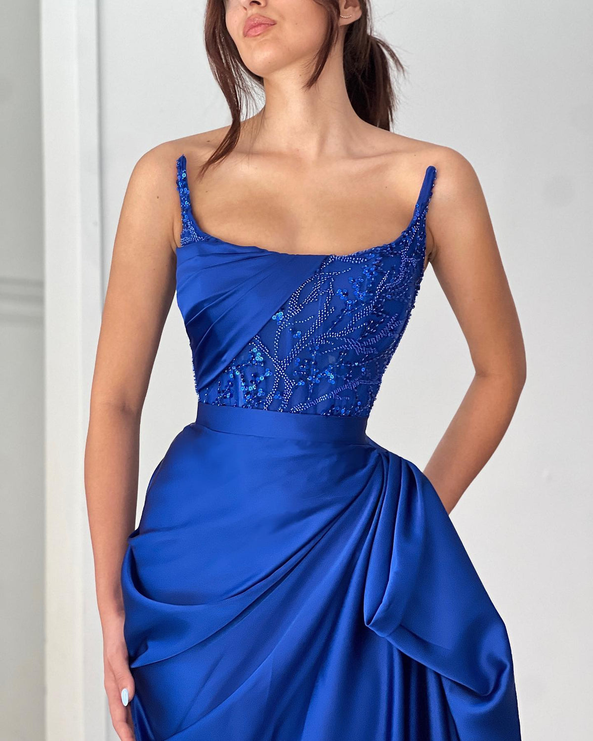 Elegante abito da sera blu oceano in raso, senza maniche, con scollo quadrato e balze a linea ad A