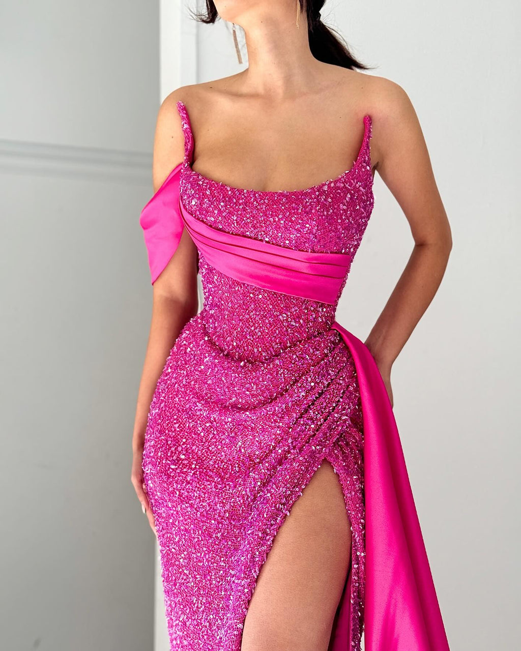 Elegante abito lungo da sera rosa, senza maniche, a linea ad A, in raso con paillettes, con collo all'americana