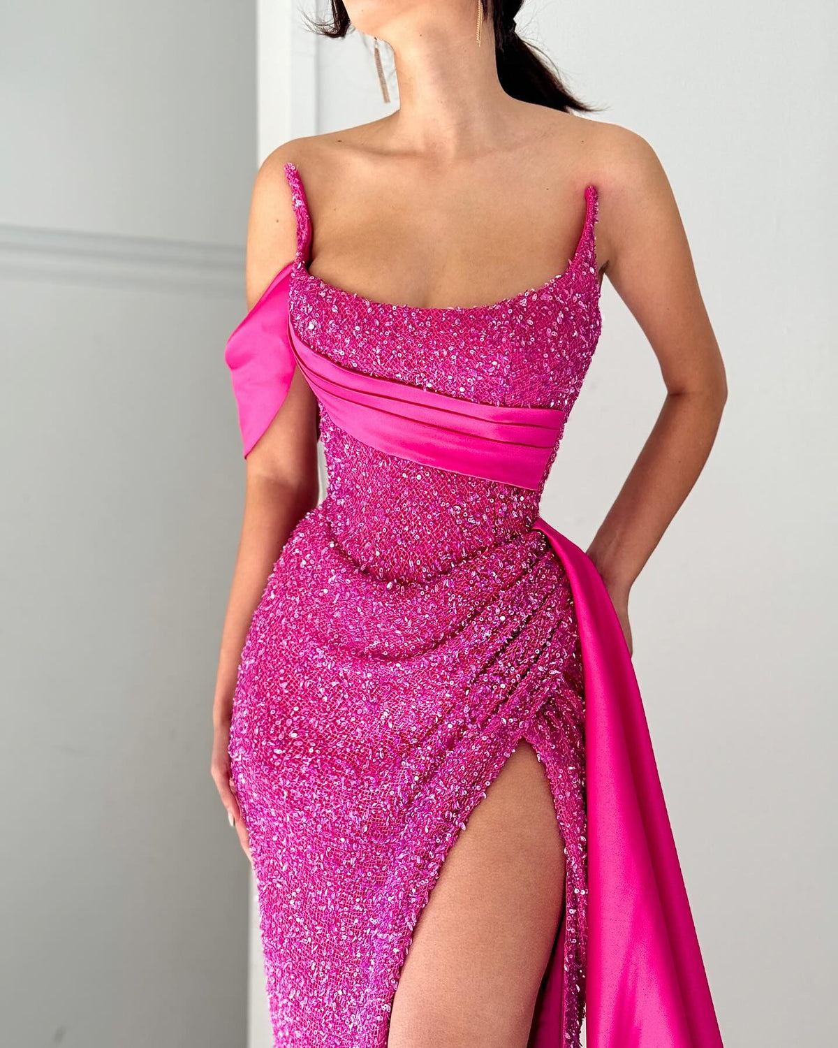 Elegante abito lungo da sera rosa, senza maniche, a linea ad A, in raso con paillettes, con collo all'americana