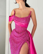 Elegante abito lungo da sera rosa, senza maniche, a linea ad A, in raso con paillettes, con collo all'americana