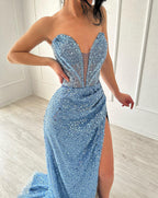 Elegante abito da sera blu con scollo a V, senza maniche, linea a trapezio, spacco frontale e paillettes