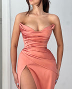 Elegante vestido de fiesta de satén sin mangas, largo, sin tirantes, con abertura en forma de A