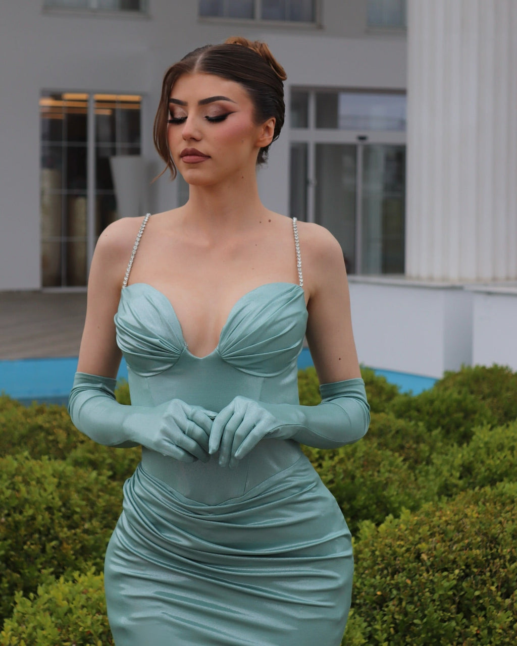 Elegante abito da sera in raso con spalline sottili a colonna, scollo a cuore, senza maniche e volant