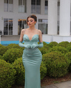 Elegante abito da sera in raso con spalline sottili a colonna, scollo a cuore, senza maniche e volant