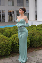 Elegante abito da sera in raso con spalline sottili a colonna, scollo a cuore, senza maniche e volant