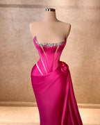 Elegante abito lungo da sera fucsia in raso, senza maniche, a colonna quadrata con strass