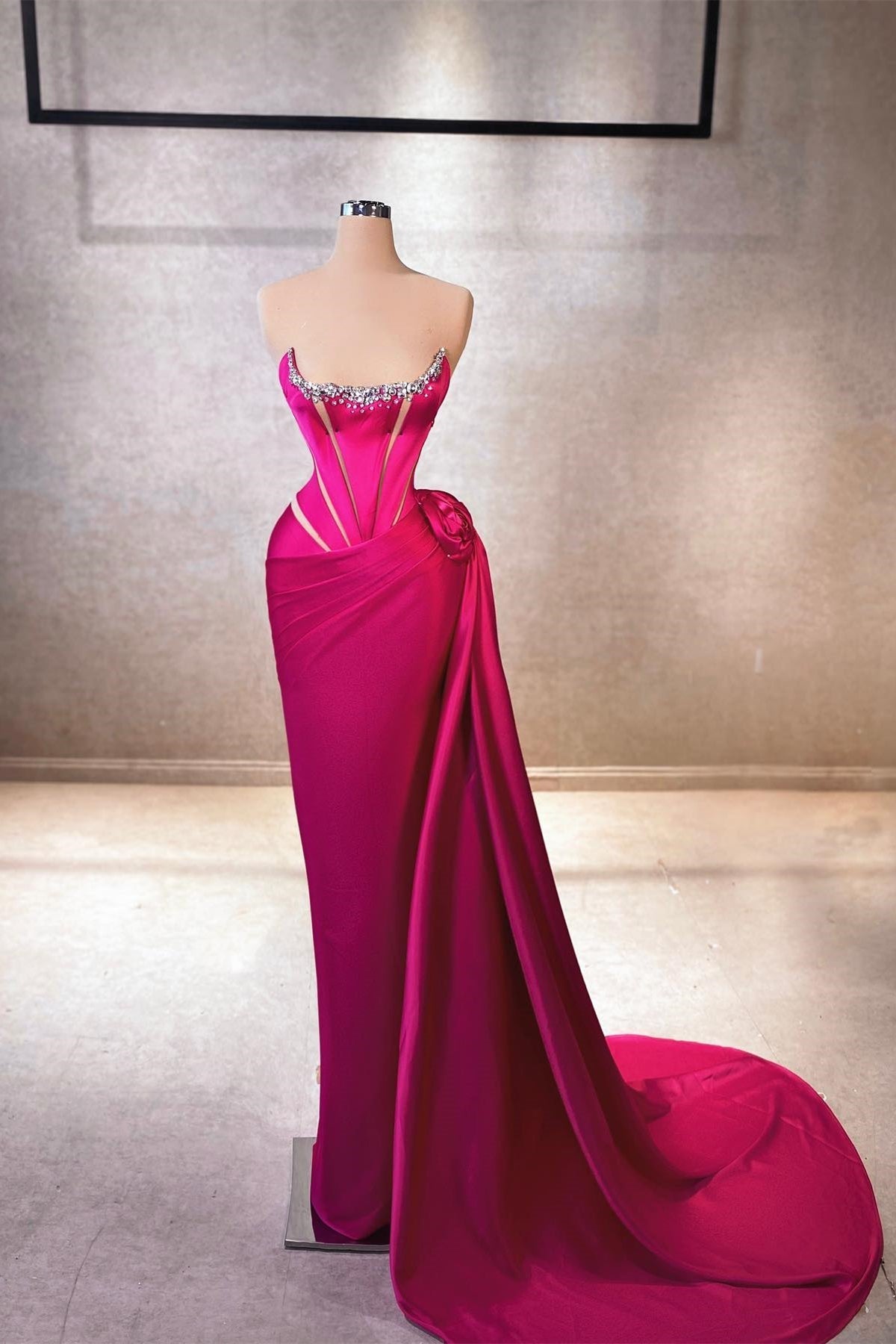 Elegante abito lungo da sera fucsia in raso, senza maniche, a colonna quadrata con strass