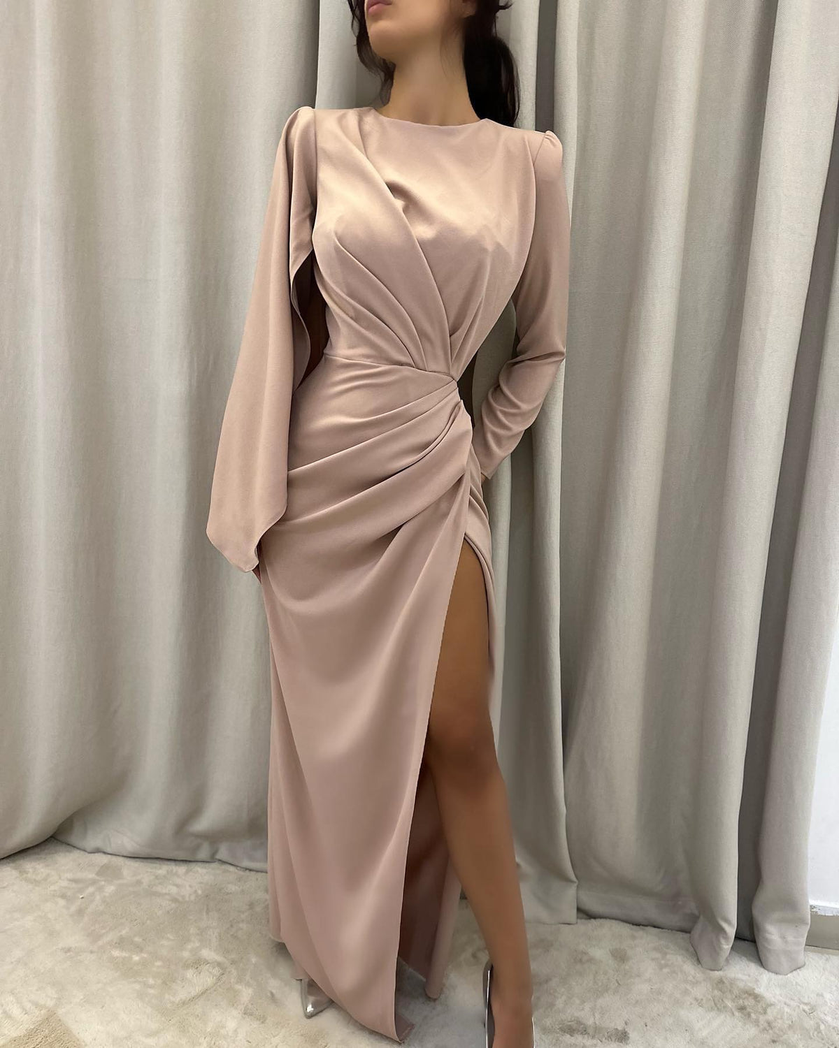 Elegante vestido de fiesta de manga larga hasta el suelo con abertura