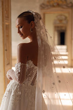 Elegante vestido de novia color marfil largo con escote en forma de A y encaje sin tirantes