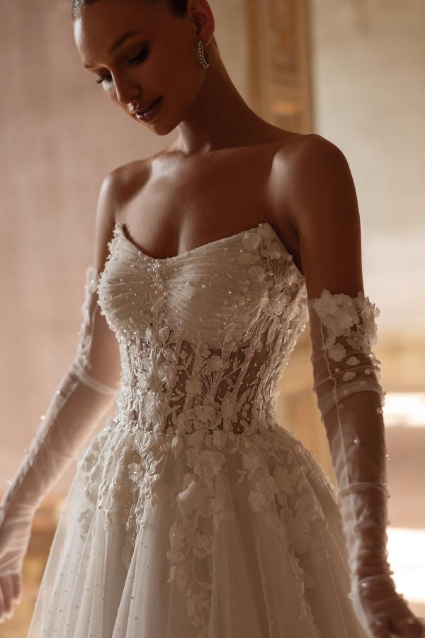 Elegante vestido de novia color marfil largo con escote en forma de A y encaje sin tirantes