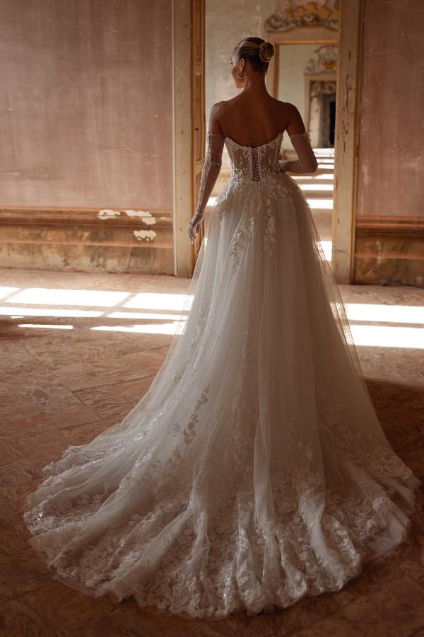 Elegante vestido de novia color marfil largo con escote en forma de A y encaje sin tirantes