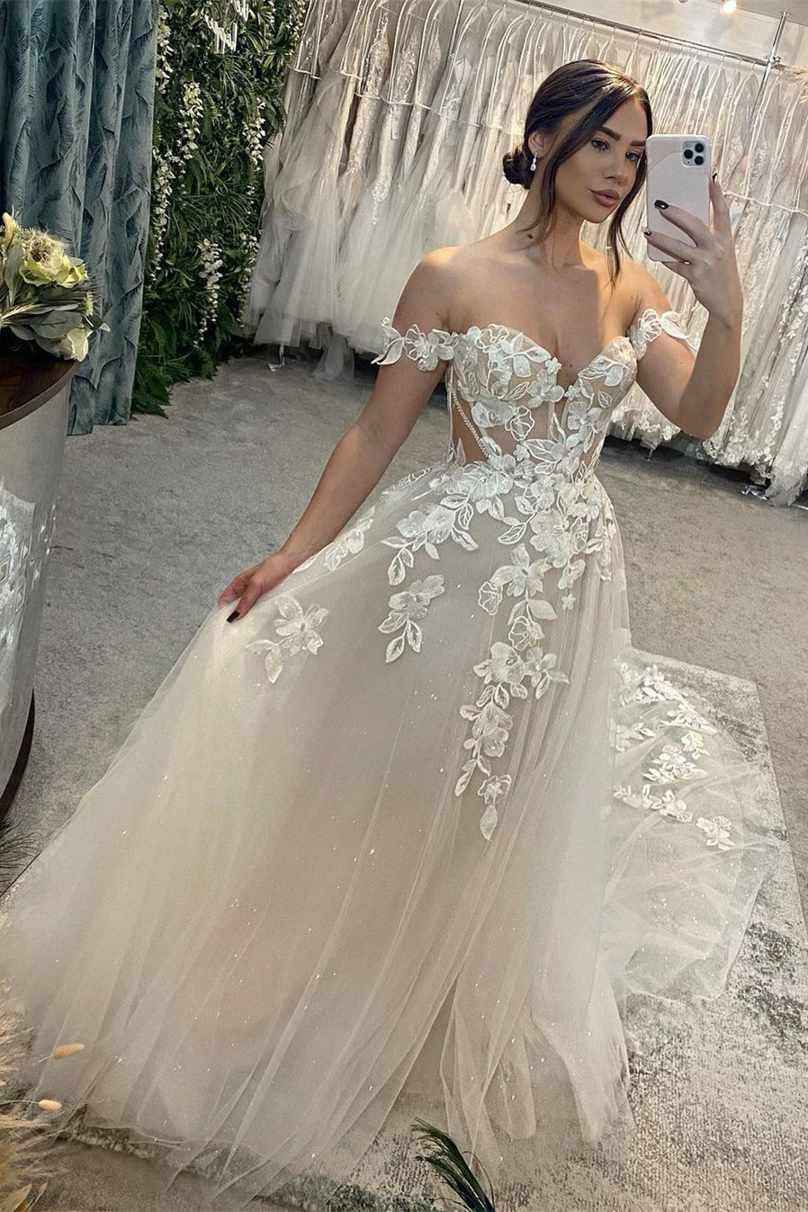 Robe de mariée élégante longue en ligne A, décolletée en cœur avec appliques scintillantes