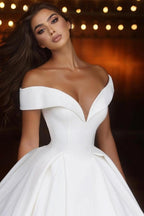 Vestido de Noiva Elegante em Cetim, Comprido, Corte em A, Ombros Descobertos e Decote em V