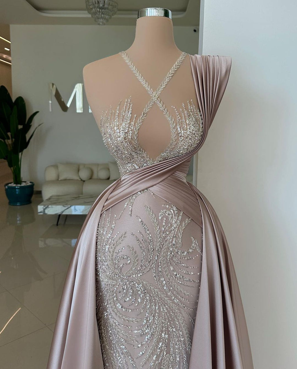 Elegante abito lungo a linea ad A senza maniche in pizzo con paillettes e raso per cerimonia