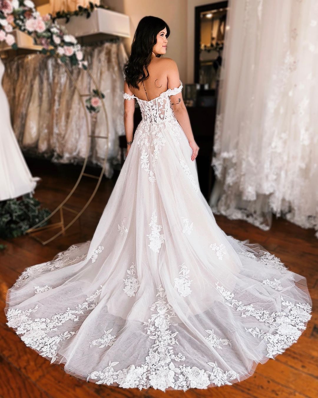 Uma linha longa elegante vestido de casamento com tela do laço das correias e fenda lateral