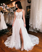 Uma linha longa elegante vestido de casamento com tela do laço das correias e fenda lateral