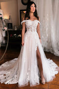 Uma linha longa elegante vestido de casamento com tela do laço das correias e fenda lateral