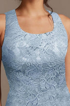 Elegante vestido largo de satén con encaje azul para madre de la novia con chaqueta