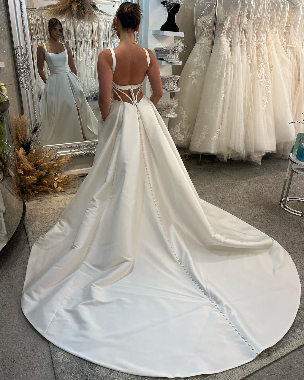 Vestido de Noiva Elegante Longo Marfim em Linha A com Alças, Cetim, Sem Mangas e Costas Descobertas, com Fenda