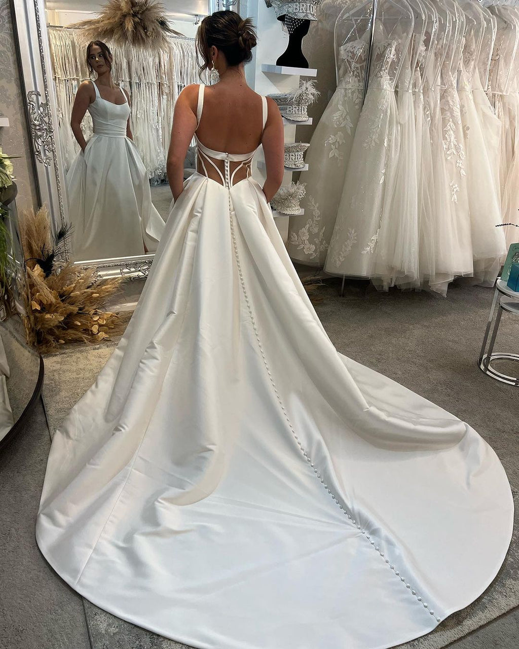 Vestido de Noiva Elegante Longo Marfim em Linha A com Alças, Cetim, Sem Mangas e Costas Descobertas, com Fenda