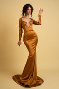 Abito da sera elegante lungo a sirena con scollo irregolare in raso e strass con maniche lunghe