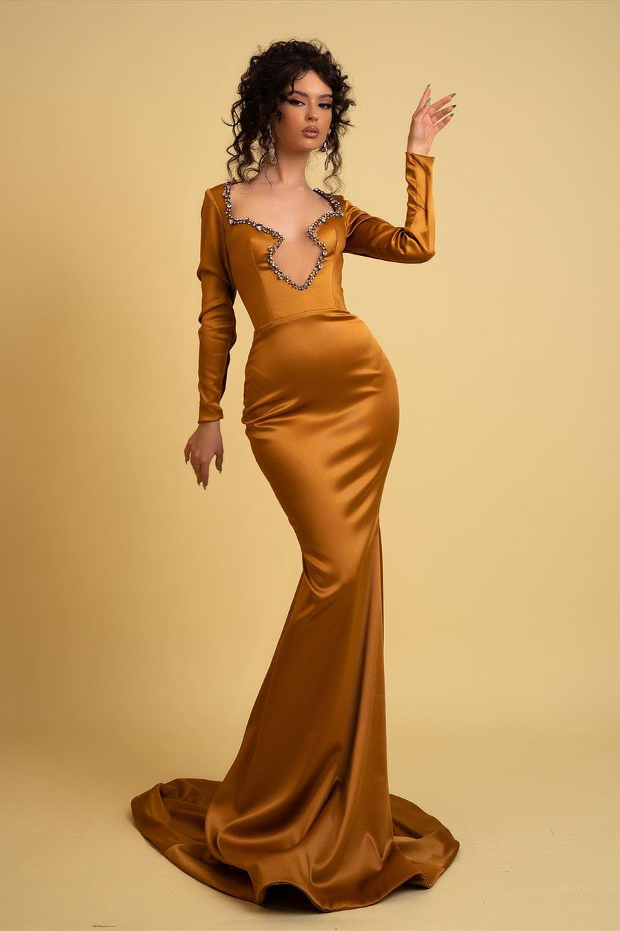 Abito da sera elegante lungo a sirena con scollo irregolare in raso e strass con maniche lunghe