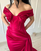 Robe de bal élégante longue sirène en satin fuchsia, sans manches, décolletée en V et épaules dénudées