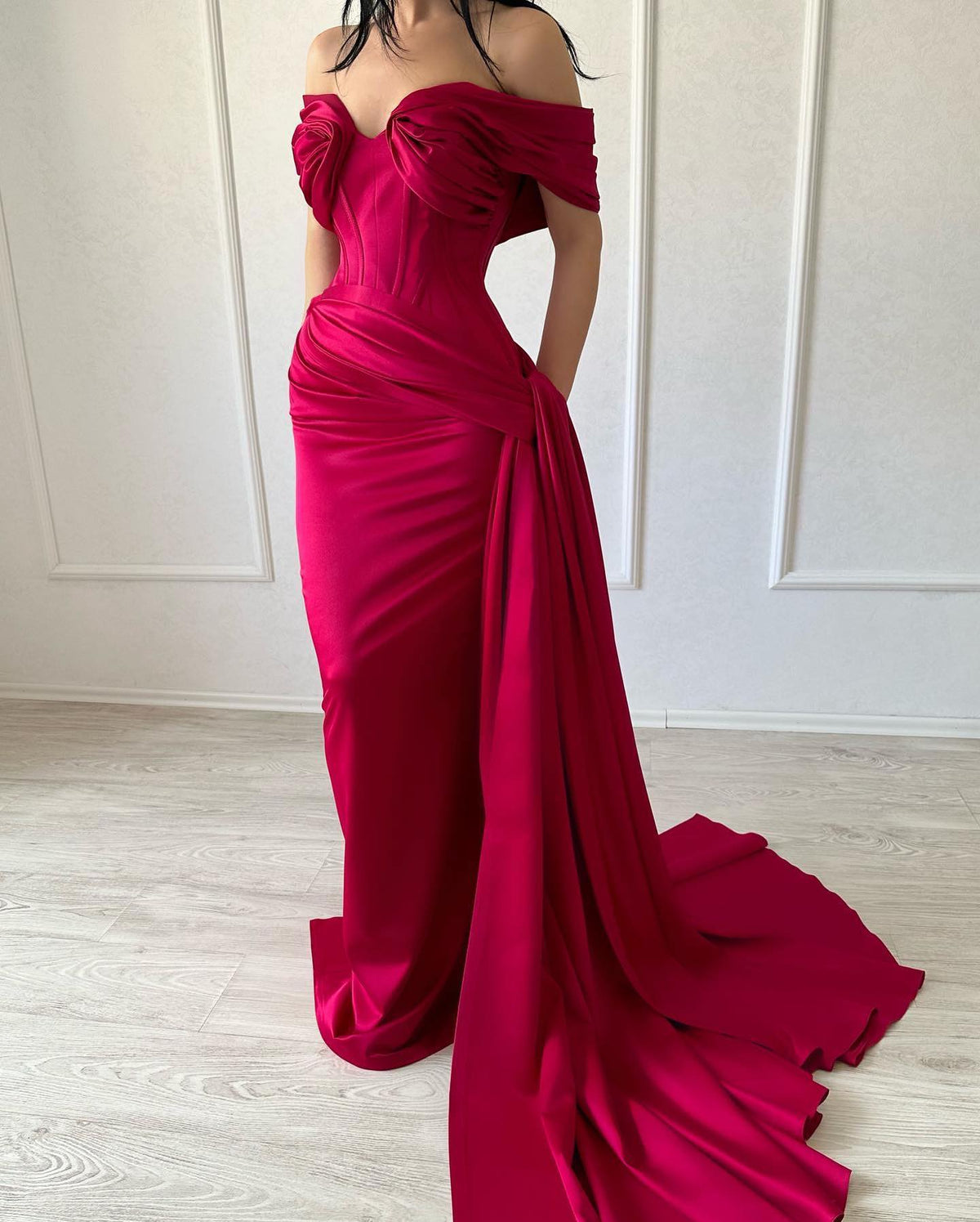 Robe de bal élégante longue sirène en satin fuchsia, sans manches, décolletée en V et épaules dénudées