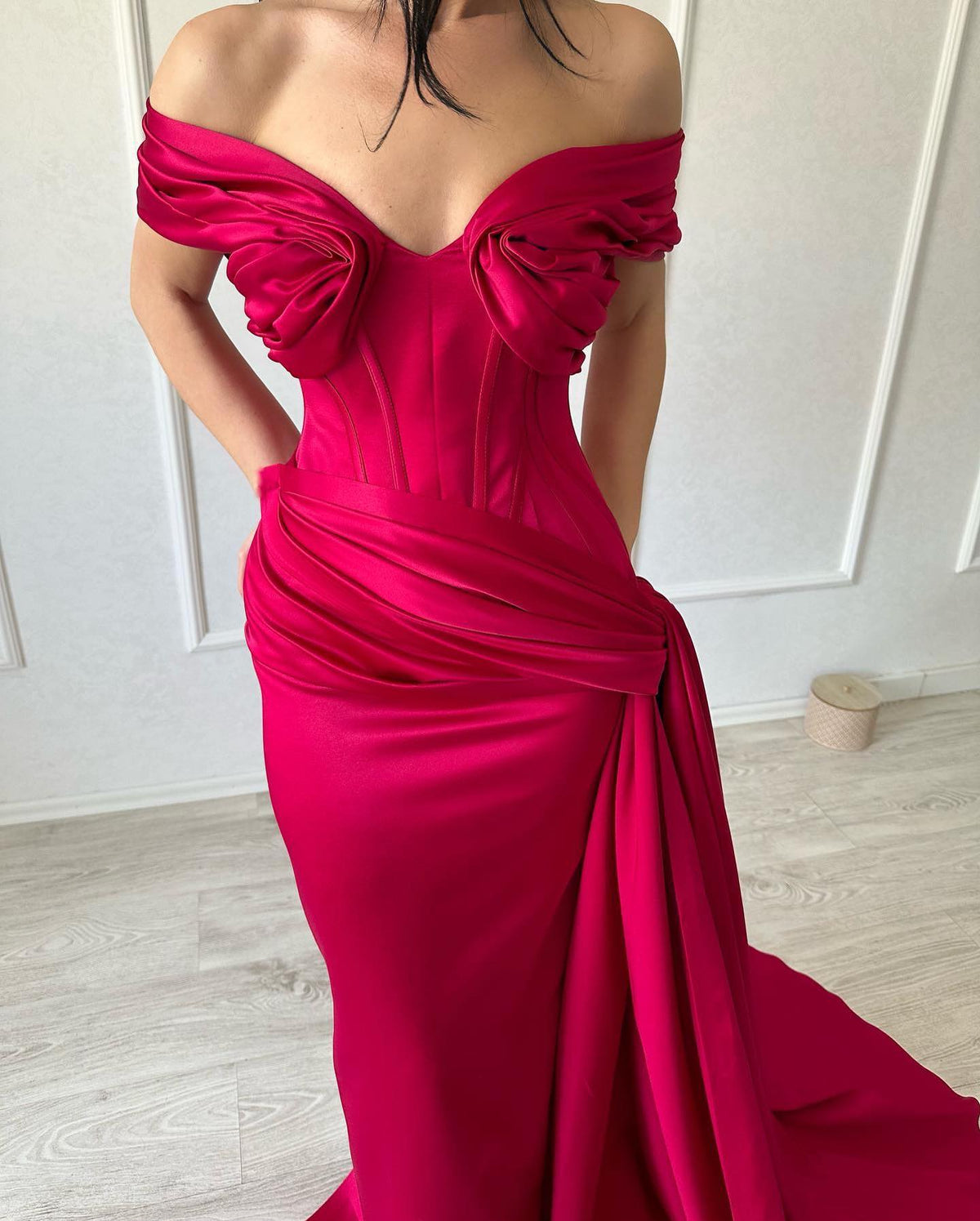 Robe de bal élégante longue sirène en satin fuchsia, sans manches, décolletée en V et épaules dénudées