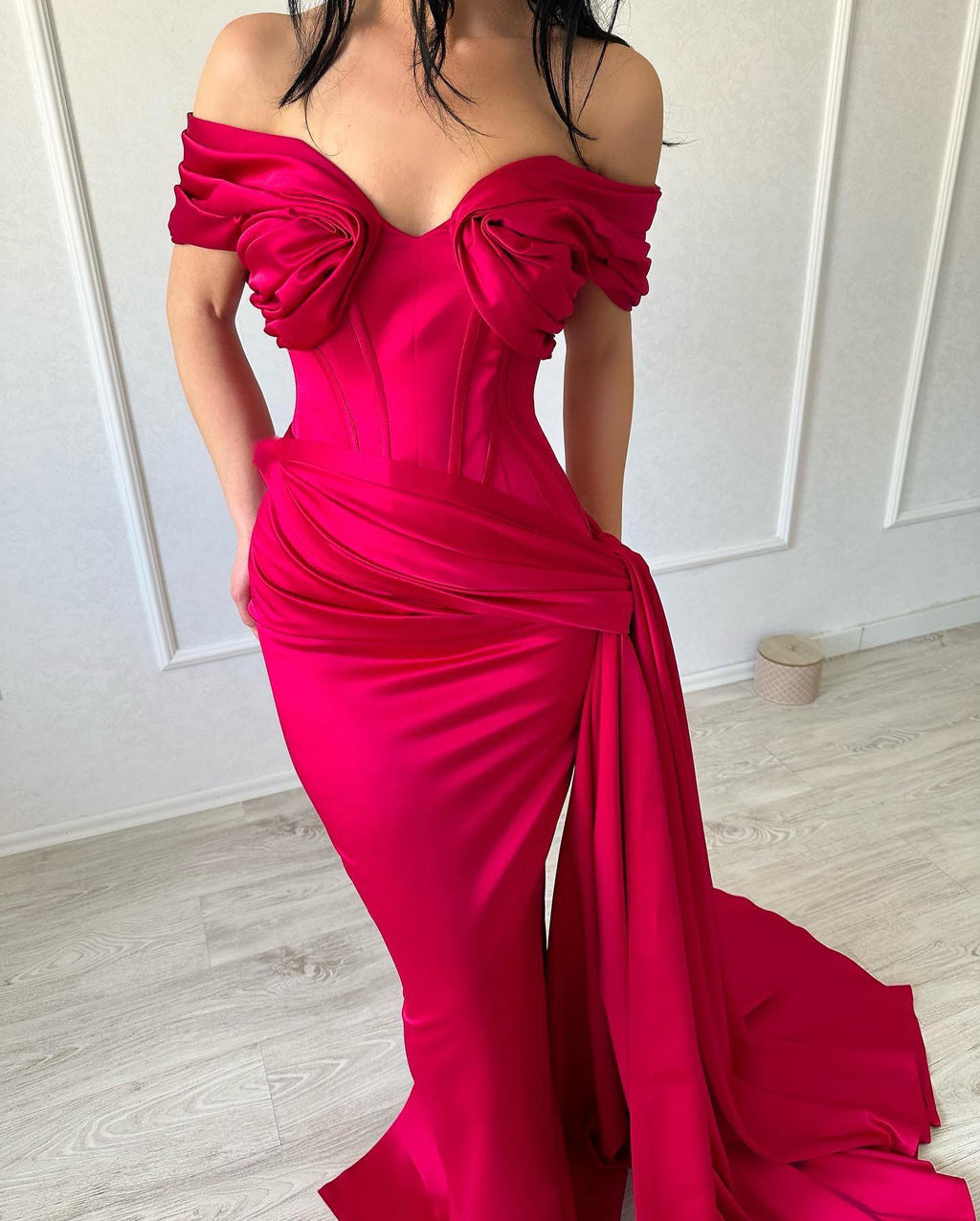 Robe de bal élégante longue sirène en satin fuchsia, sans manches, décolletée en V et épaules dénudées