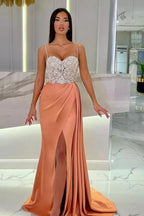 Robe de bal élégante longue sirène à fines bretelles en forme de cœur avec paillettes et fente