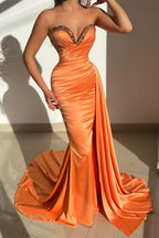 Robe de bal longue élégante orange en satin sans manches style sirène ornée de cristaux