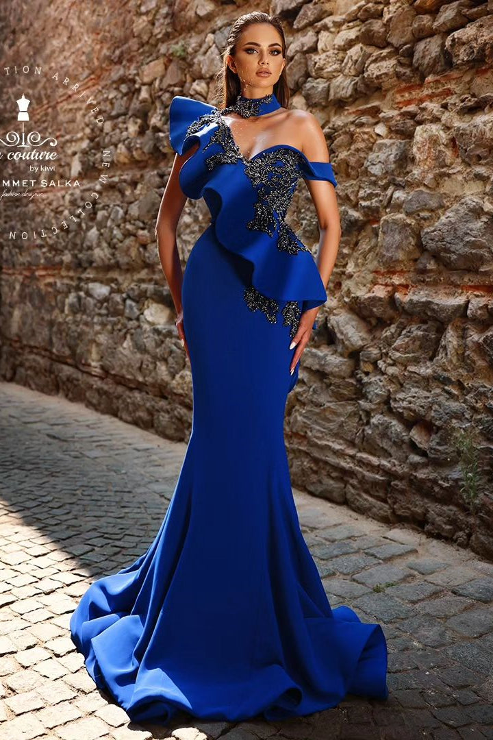 Elegante abito da sera lungo blu reale con una spalla, sirena, perline, pizzo e balze