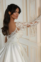 Elegante vestido de novia de satén con encaje, escote en forma de A, mangas largas y bolsillos