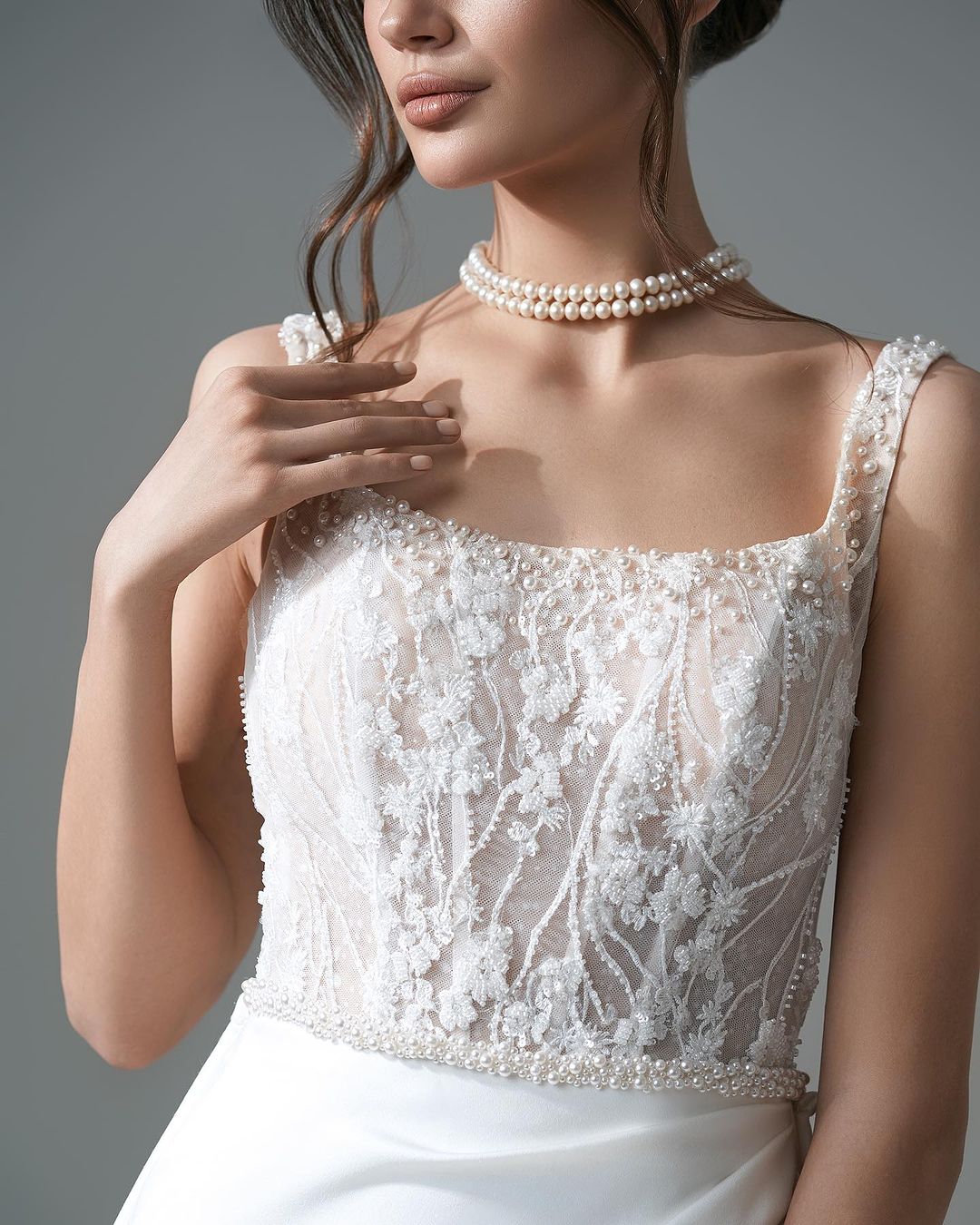 Robe de mariée élégante longue blanche en dentelle perlée sans manches, coupe évasée, avec fente