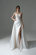 Robe de mariée élégante longue blanche en dentelle perlée sans manches, coupe évasée, avec fente