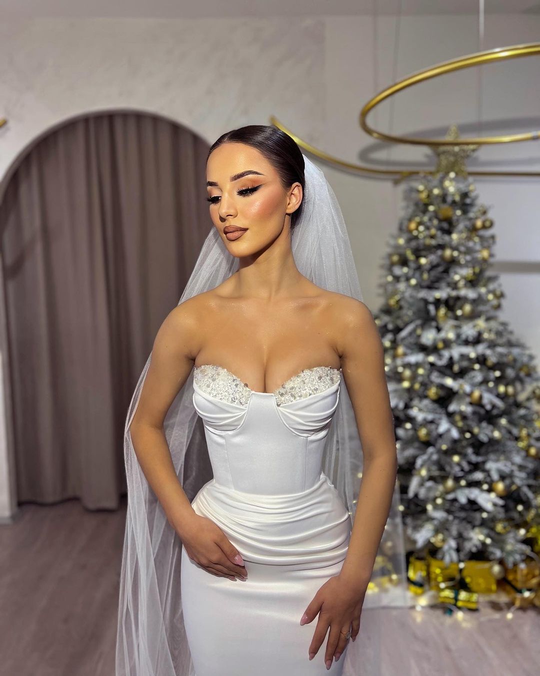 Vestido de Noiva Elegante Branco Longo em Coluna, Sem Mangas, com Bordados, Comprimento até ao Chão