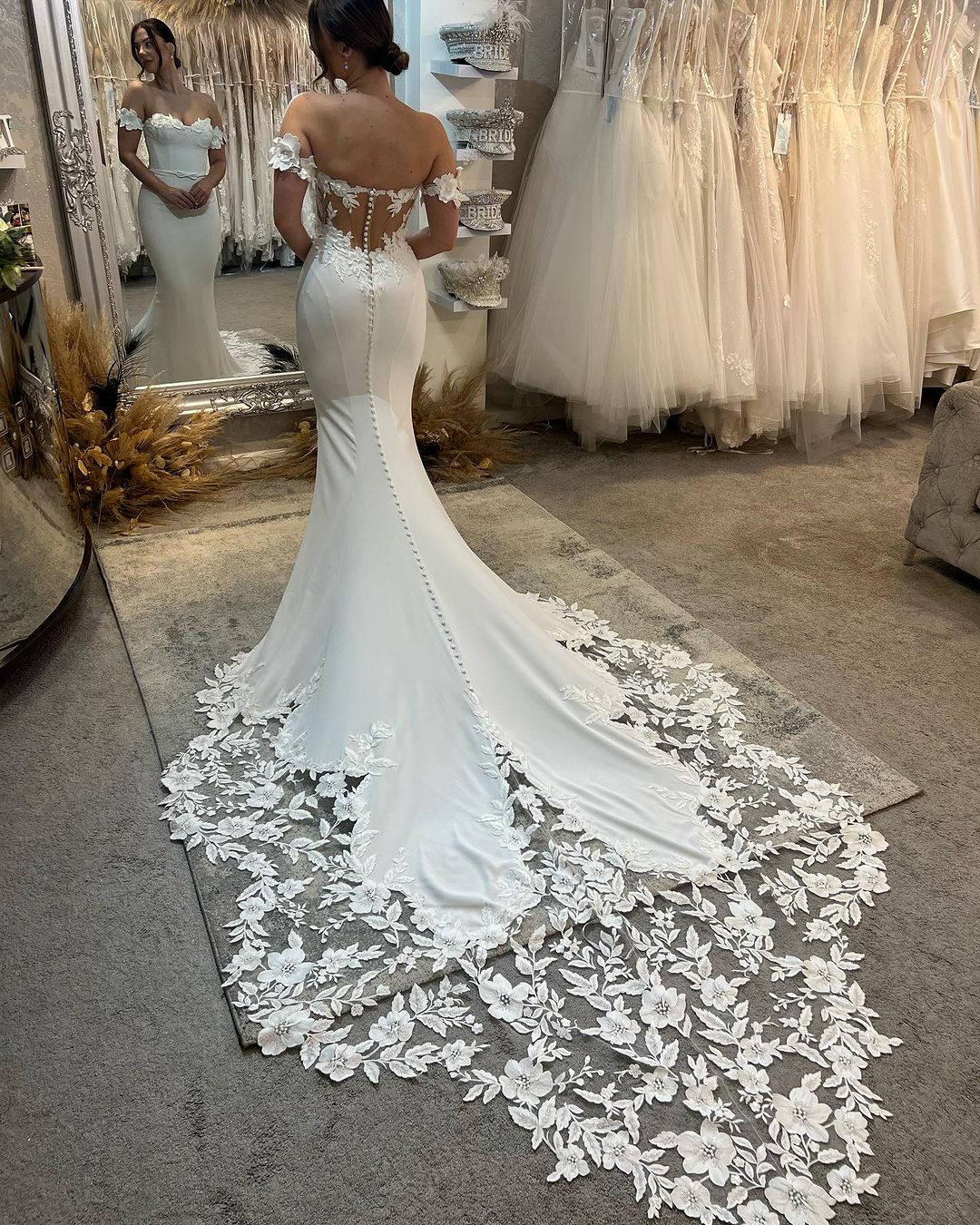 Robe de mariée longue blanche élégante sirène à épaules dénudées avec appliques et traîne