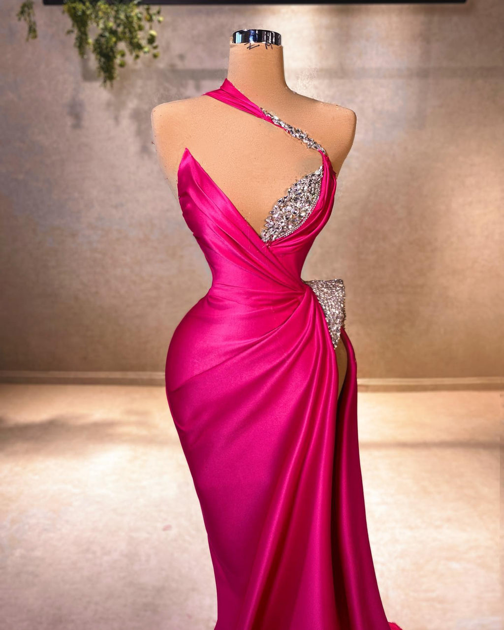 Robe de bal fuchsia élégante en satin, col en V, sans manches, à volants, fendue devant, style sirène