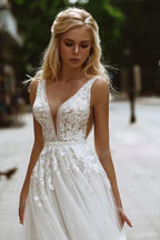 Robe de mariée élégante en dentelle, coupe évasée, col en V, pour mariage à la plage