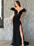 Vestido longo de baile com decote em V profundo, penas e renda, estilo sereia
