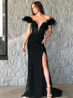 Vestido longo de baile com decote em V profundo, penas e renda, estilo sereia