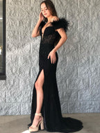 Vestido longo de baile com decote em V profundo, penas e renda, estilo sereia