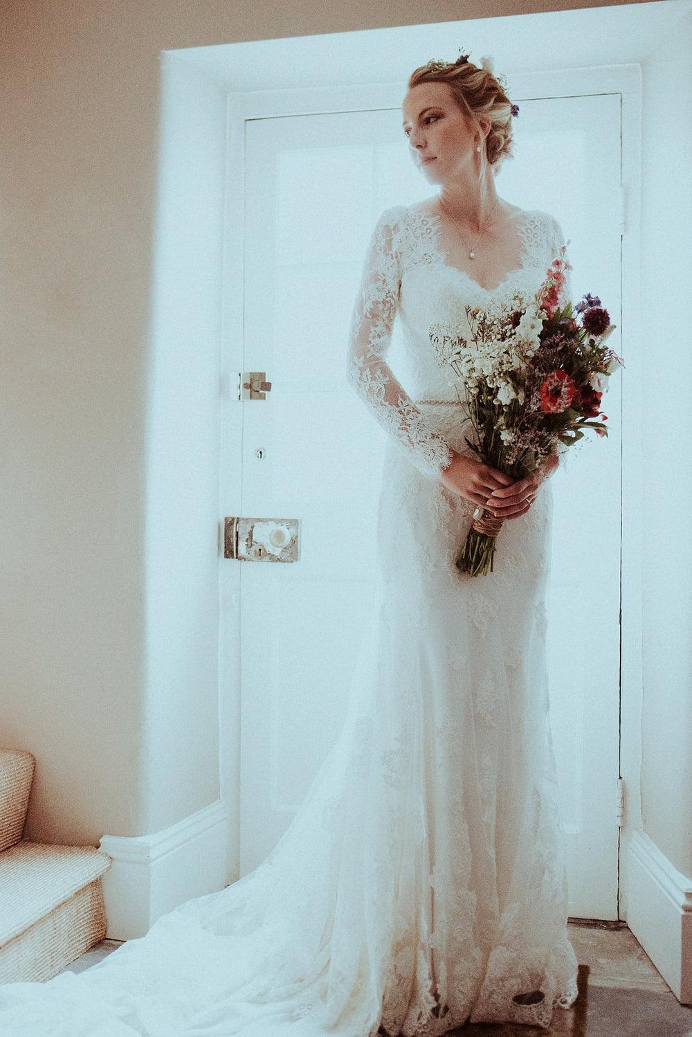 Robe de mariée élégante à manches longues avec dos en V et dentelle