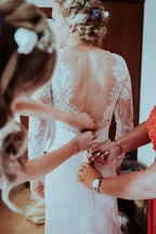 Robe de mariée élégante à manches longues avec dos en V et dentelle