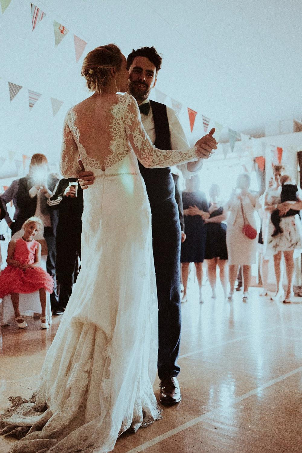 Robe de mariée élégante à manches longues avec dos en V et dentelle
