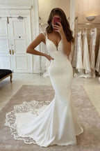 Robe de mariée en satin élégante à manches courtes en forme de queue de sirène avec décolleté en V et appliques en dentelle
