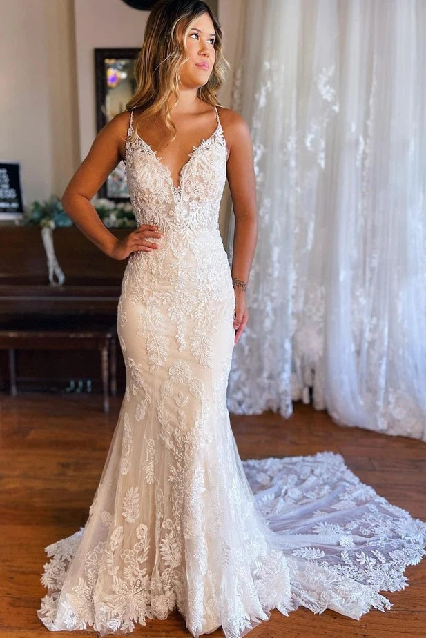 Vestidos de Noiva Boémios Elegantes com Decote em V, Renda e Cauda de Corte