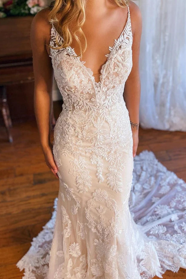 Vestidos de Noiva Boémios Elegantes com Decote em V, Renda e Cauda de Corte