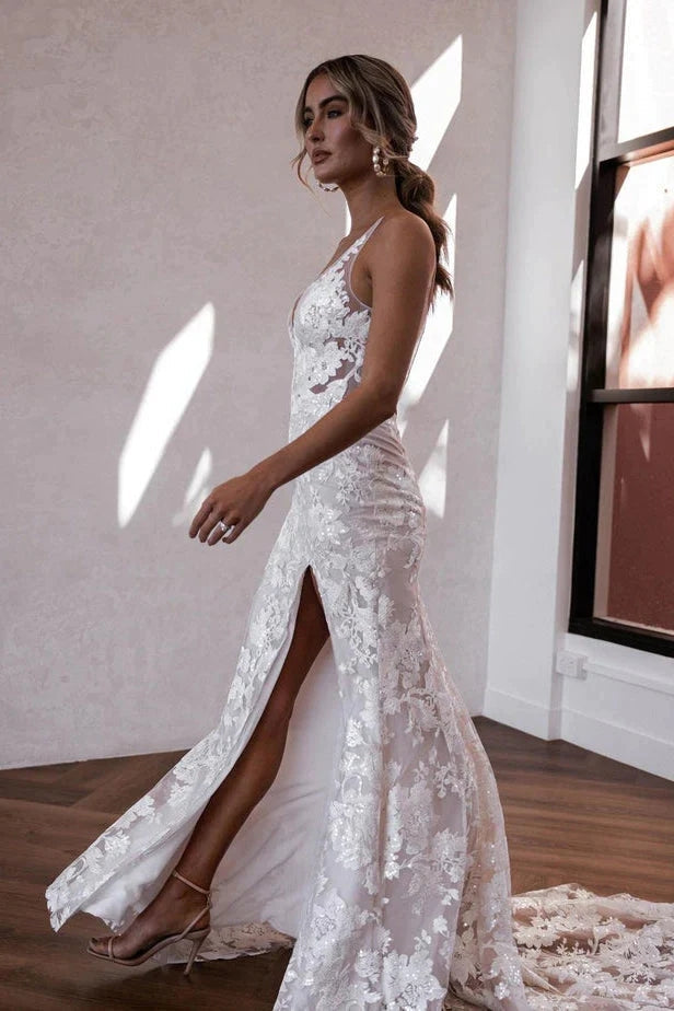 Robes de mariée bohèmes en dentelle à col en V élégantes avec fente